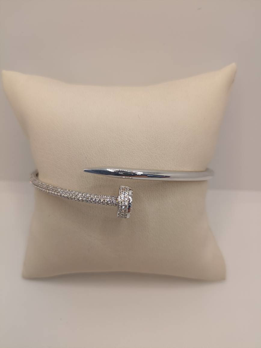 Браслет жёсткий из белого золота с фианитами